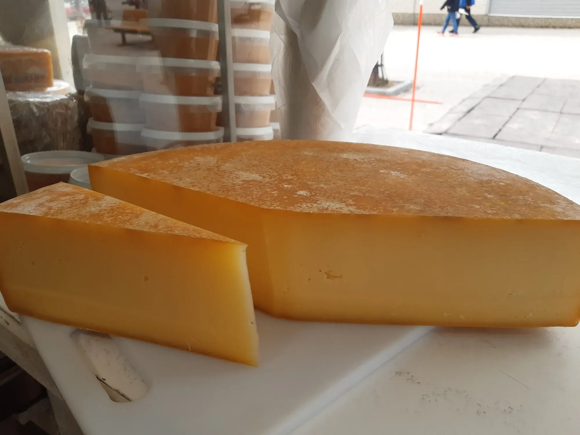 Uppskuren hårdost med orange kant
